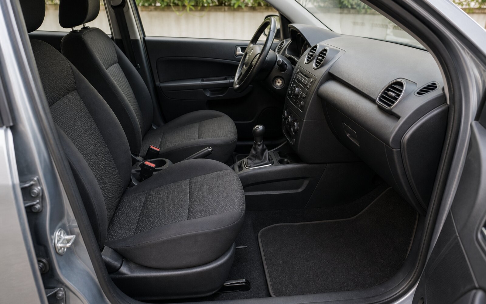 Habitacle de voiture propre avec tapis secs et tableau de bord dépoussiéré